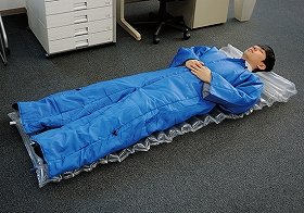 災害時、オフィス待機でもぐっすり快眠　いざという時すぐ動ける簡易寝袋＆エアーマット