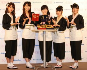 おせち料理を発表したAKB48のメンバー5人。左から加藤玲奈さん、柏木由紀さん、渡辺麻友さん、向井地美音さん、大和田南那さん