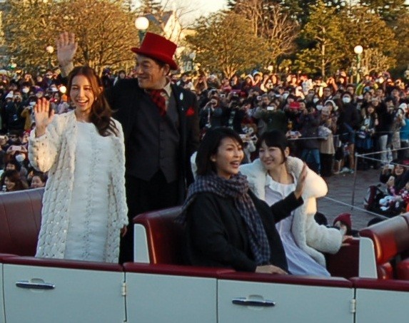 パレードにサプライズ出演した、（右から）神田沙也加さん、松たか子さん、ピエール瀧さん、May J.さん