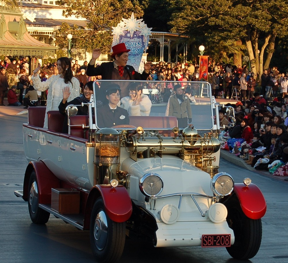 オープンカーに乗りサプライズ出演した日本語版出演者ら