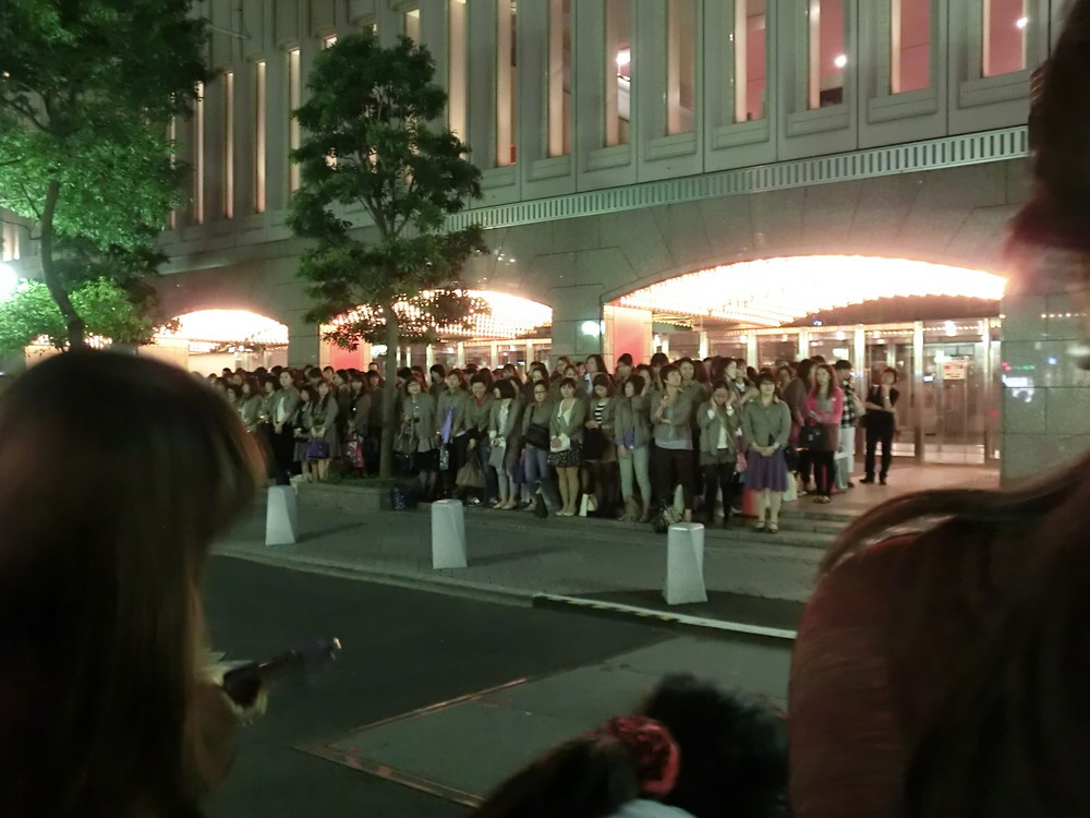 楽屋の出入りを待って送り迎えをする「出待ち」「入り待ち」はごく日常の風景