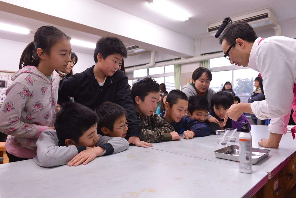 ナノ洗浄に子供たちもびっくり　ライオン　小学校で食器洗いについて学ぶ実験教室を実施