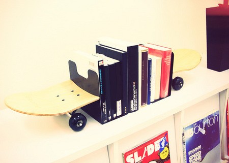 まるでスケートボードが本を貫通しているように見せられる