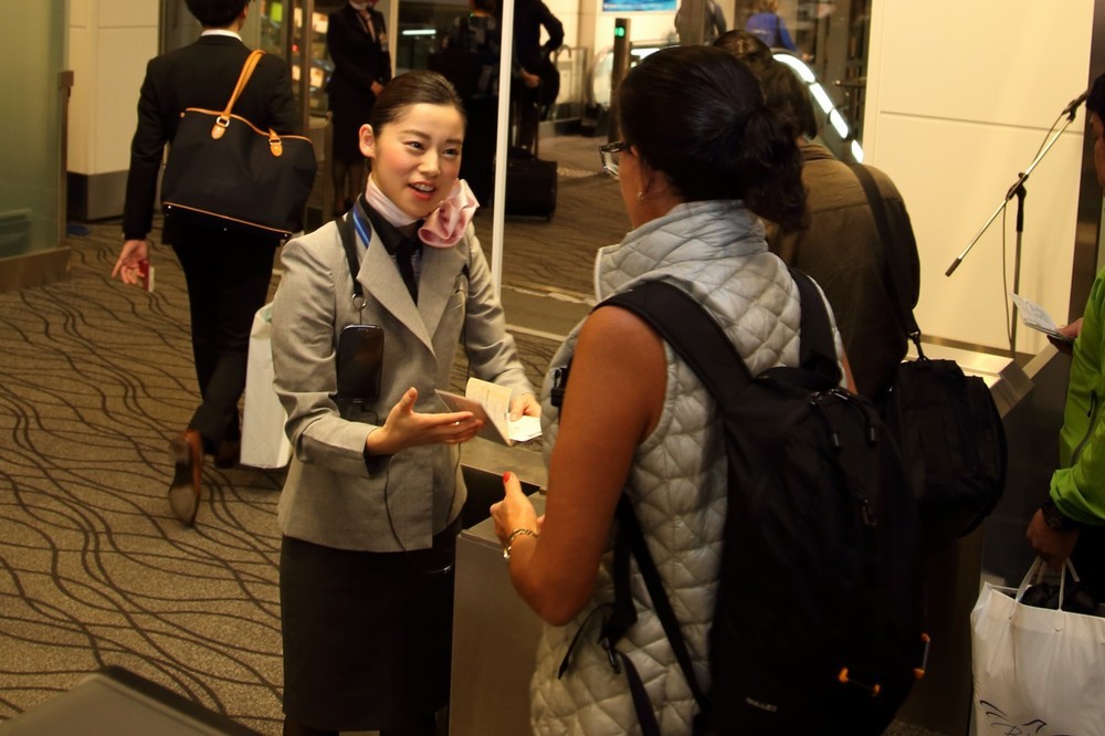 地上係員も新制服で乗客を見送った