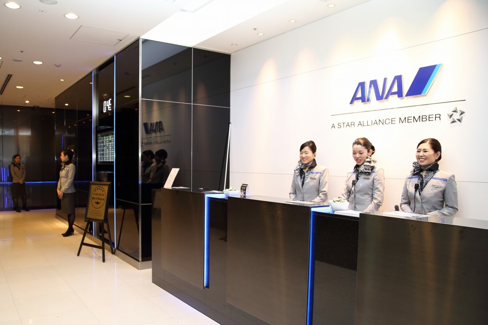 ラウンジ係員の制服も一新された