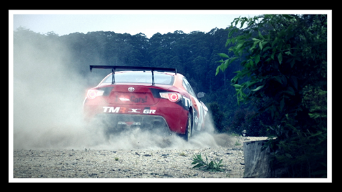 計2万キロ以上に及ぶオーストリアの道を13台のトヨタ車で走破した