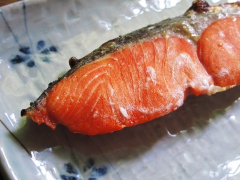 【衝撃速報】サケは「白身魚」だった！！　