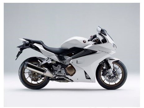 ホンダ、スポーツツアラーモデル「VFR800F」に上質感あるパールグレアホワイト追加