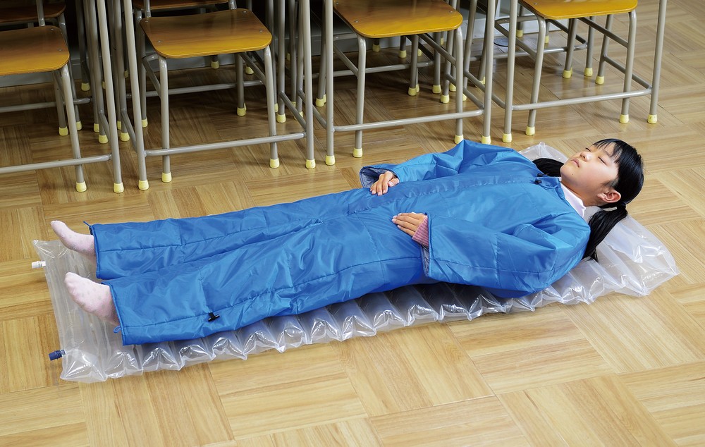非常時に役立つ人型寝袋　子供でも着られるSサイズを発売