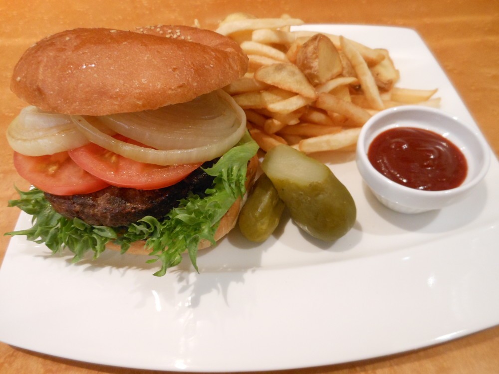 3階Café & Restaurantで味わえるハンバーガー