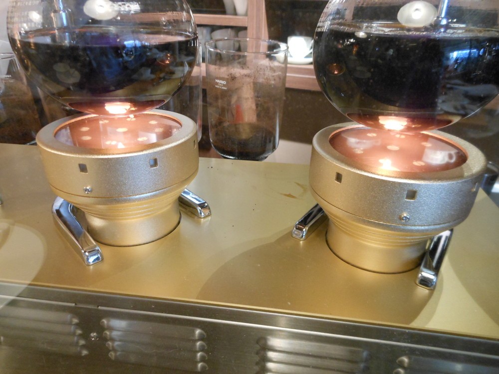 安全面に配慮した電気ビームヒーターのコーヒーサイフォン。昨年、日本上陸を果たした米有名コーヒーショップも同じものを使っている