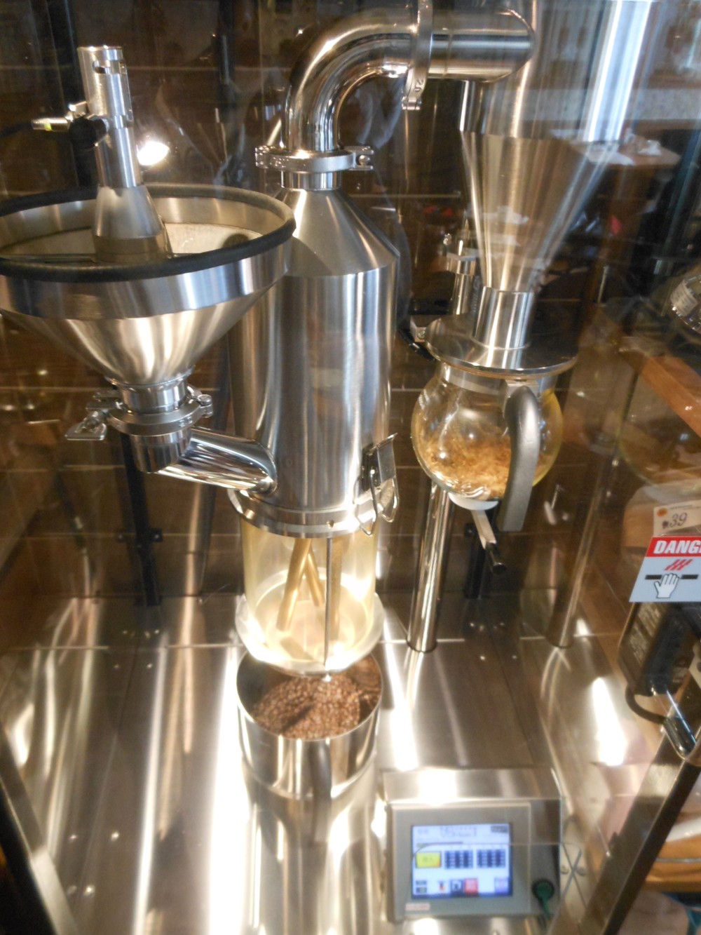日本国内にはまだ数台しかないというコーヒー焙煎機