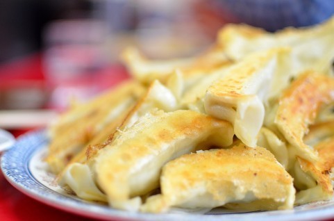 【衝撃】回転寿司「魚べい」の「餃子のにぎり」がぶっ飛んでるｗｗｗ　100円寿司はついにここまで来た