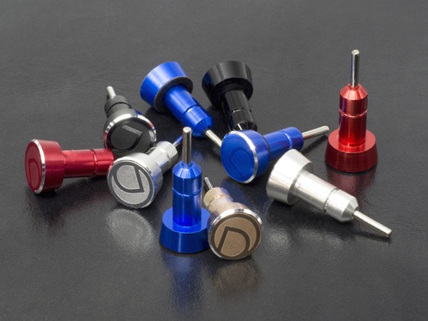 ゴミやホコリからスマホなどのイヤホンジャックを守る　ディーフからアルミ製カバー「Jack Pierce with SIM Pin」