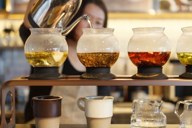 アフタヌーンティー・ティースタンドにいちごの紅茶とクロワッサンスコーンが登場