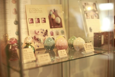 店内ではミニ骨壺などの供養品を展示販売