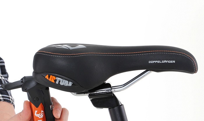 サドル内部にエアチューブを内蔵