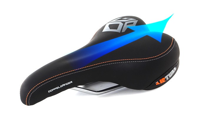 座面中央部にはくぼみを設け、長時間のライディングでも汗で蒸れにくい快適さを実現