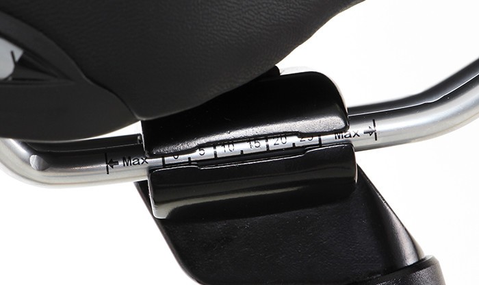 位置調整に便利な目盛りをプリントしたサドルレール