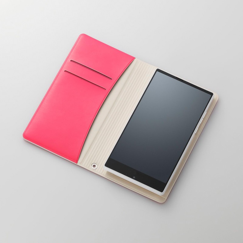 カードやメモが入る大きめポケットとICカードポケットを備える