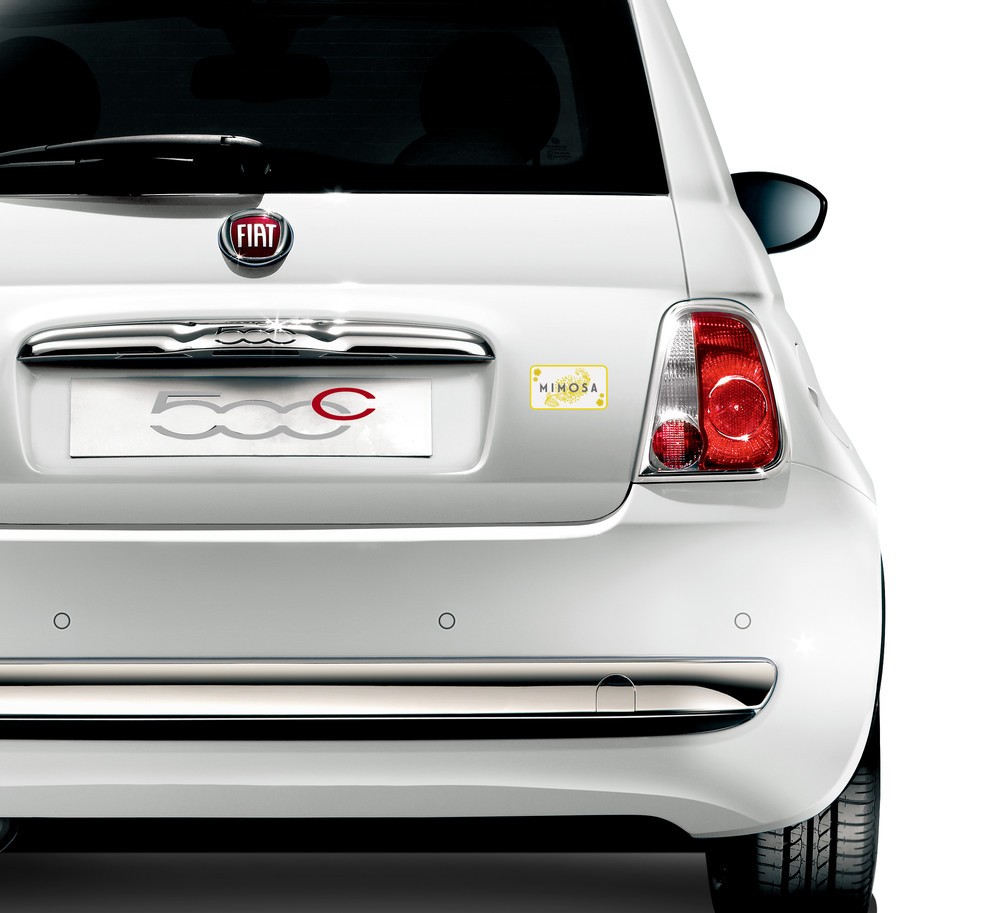 リアゲートにオリジナルエンブレムを装着