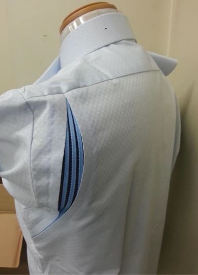 自由自在に動ける「アクティブシャツ」　両肩にアコーディオン状のストレッチメッシュ素材を使用