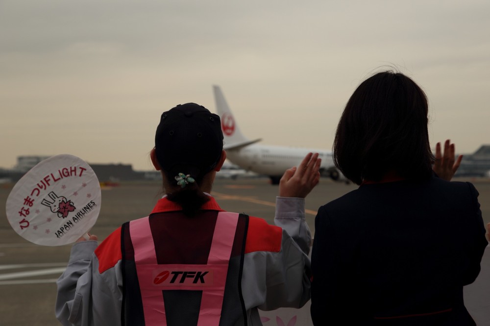 特製のうちわを用意するスタッフも…