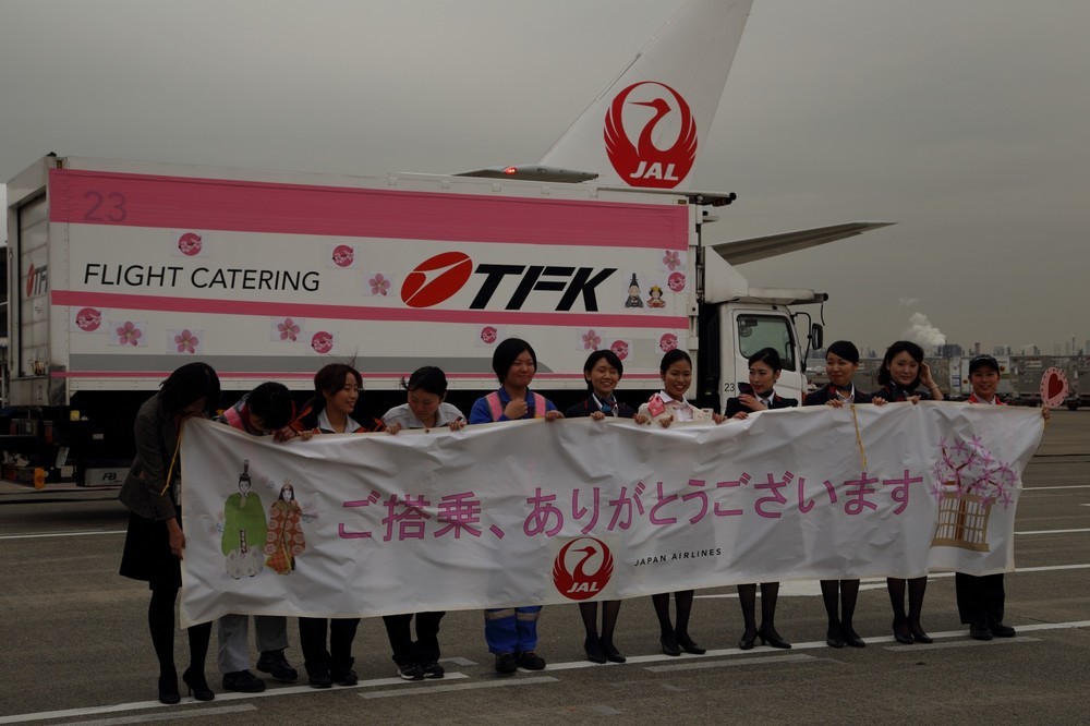 機内食を運ぶトラックも「ひな祭り仕様」だ
