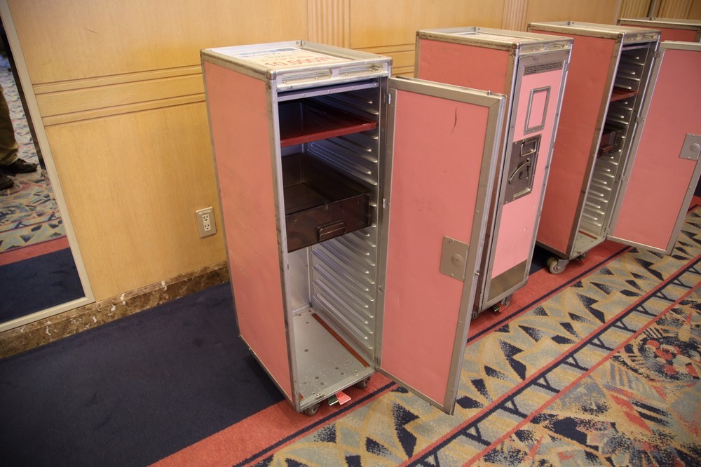 機内で使われたカートも1万円で売り出された