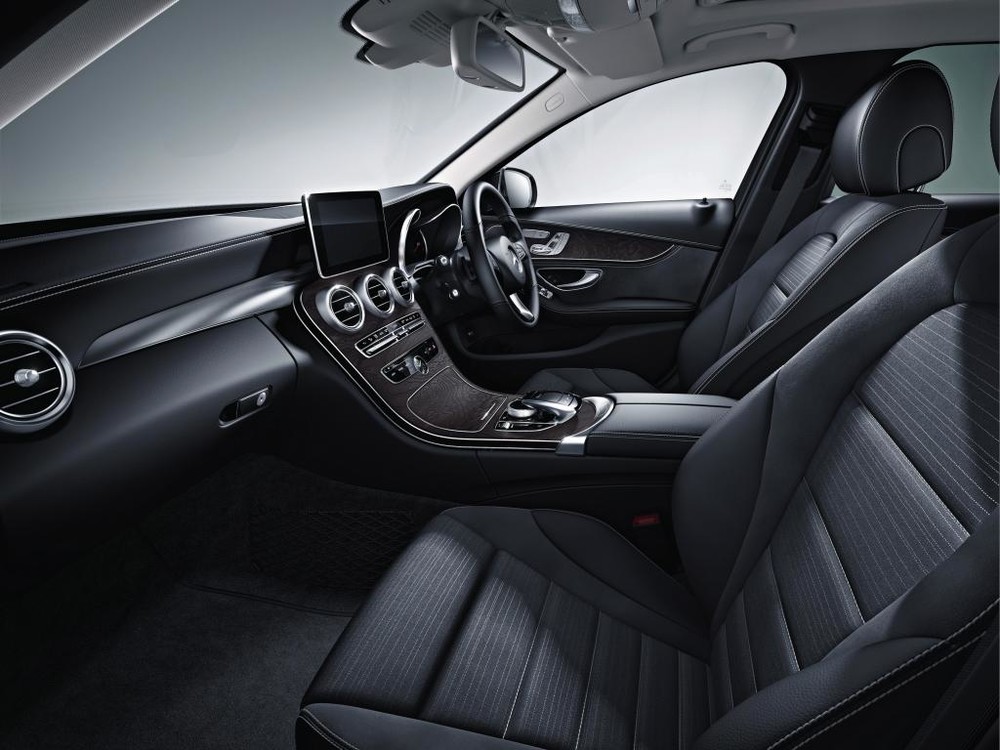 標準モデルでは、ファブリック、アルティコレザー、ダイナミカレザーの3種類の素材を組み合わせたシートを採用