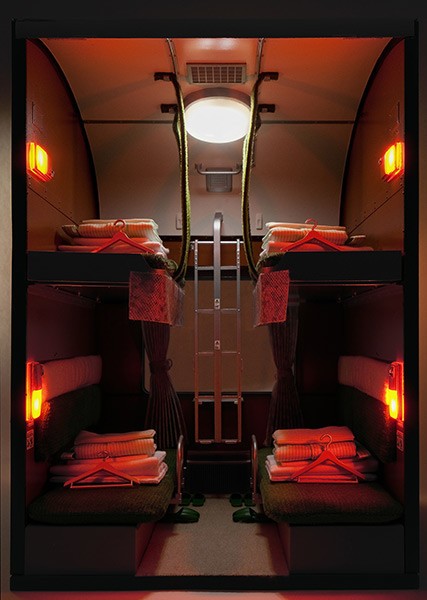 カーテンを閉め室内灯と読書灯を点灯