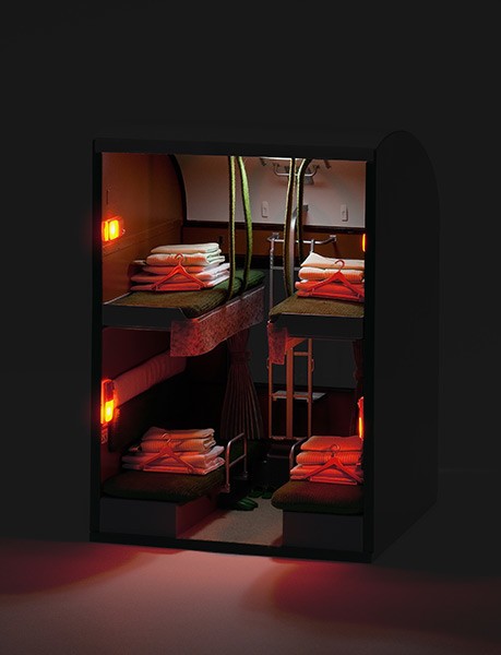 カーテンを閉め室内灯と読書灯を点灯