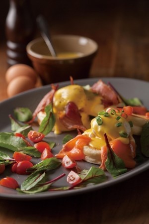 キハチ カフェ「エッグベネディクトパンケーキ」　イースター期間限定