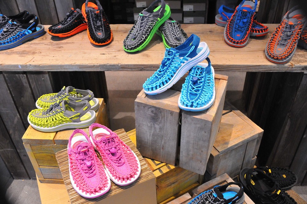 引き算の発想で生まれたスニーカー「UNEEK」　期間限定ショップ「代官山T-SITE」にオープン