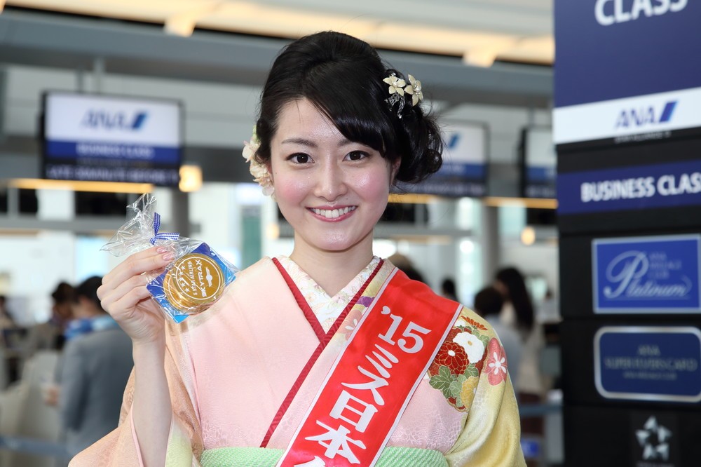 ミス日本グランプリの芳賀千里さん。「5つ星」のロゴ入りのチョコレートを乗客に配った