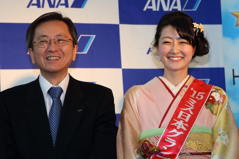 ANAの篠辺修社長（左）とミス日本グランプリの芳賀千里さん（右）。篠辺社長は芳賀さんの「模範解答」に笑顔を見せていた
