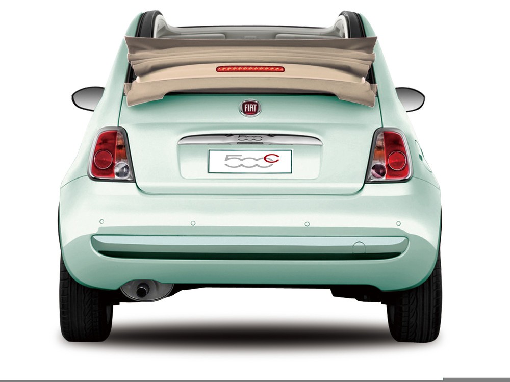 500Cには電動開閉式ソフトトップを装備