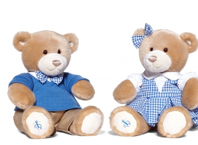 明るい水色を着こなしている