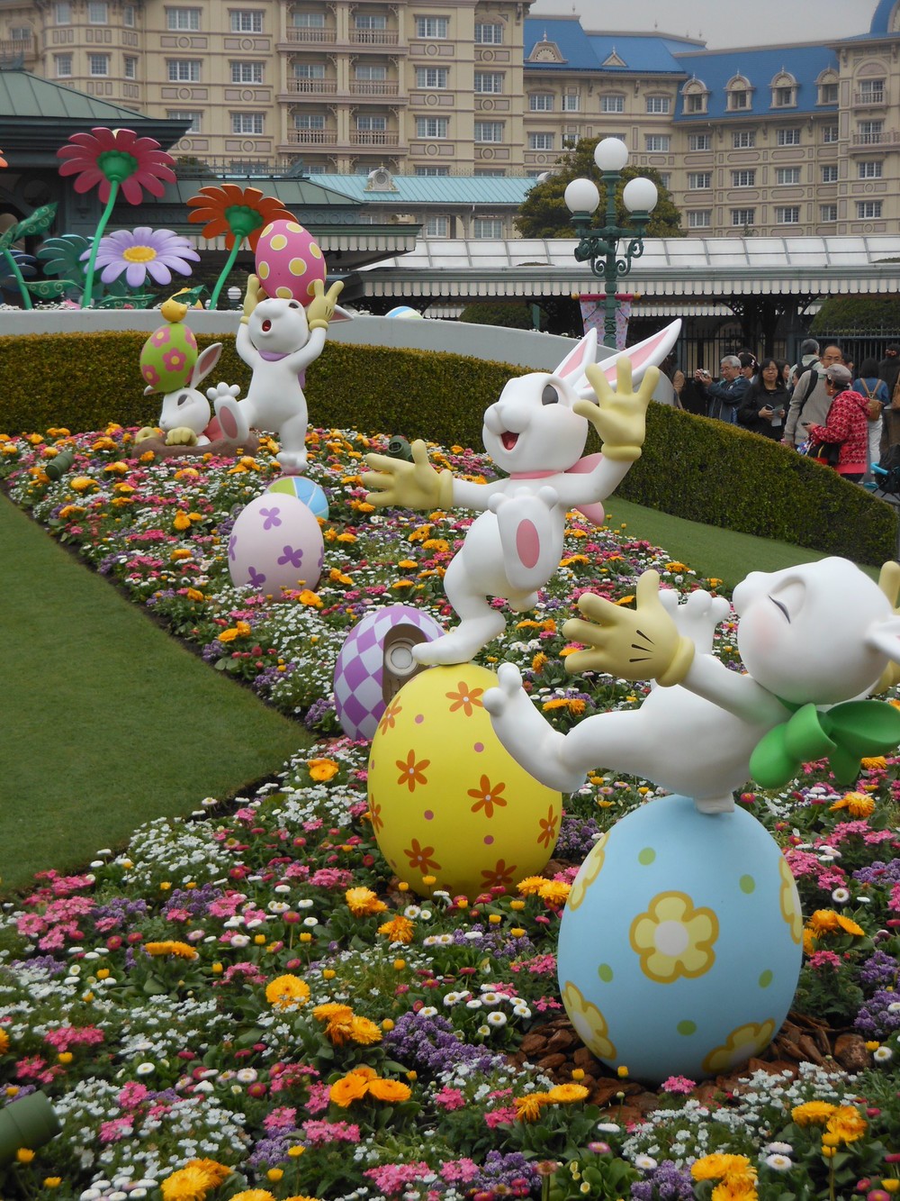 園内のイースターのオブジェ