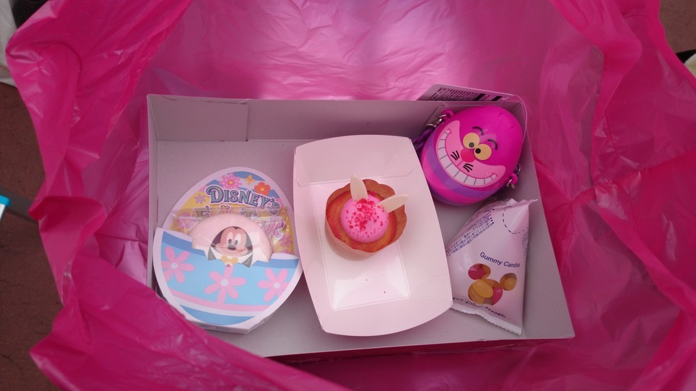 左から　マカロン（チョコレートガナッシュ）／フィナンシェスーベニアエッグスタンド付き／グミキャンディー(袋入り)、ミニスナックケース付き