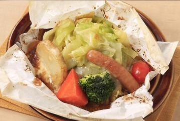 ビーフ100%ハンバーグとたっぷり野菜の紙包み焼き