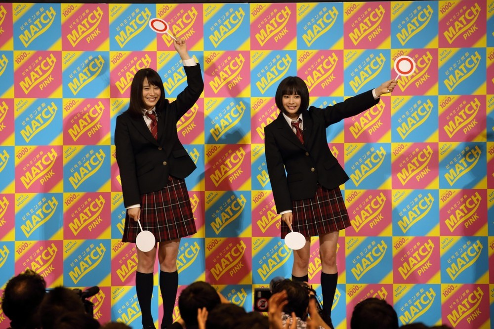 司会者からの質問に「○」の札をあげる広瀬姉妹