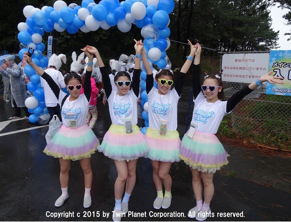 そろいのハート型のサングラスでチーム一体感