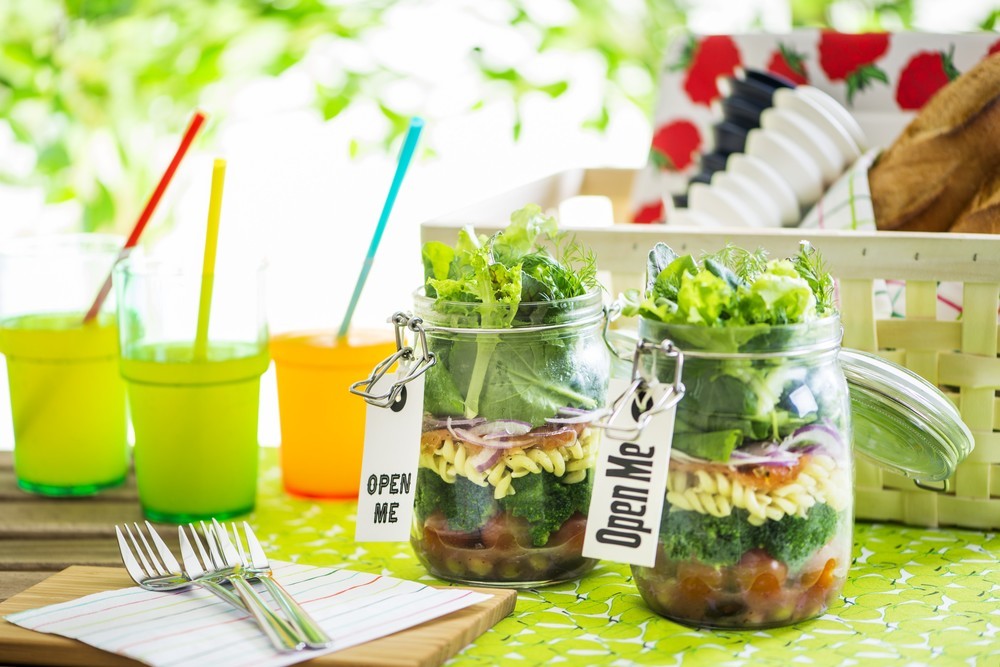 アウトドアに持って出かけちゃう？　イケア各店レストランでスウェーデンスタイルの「ジャーサラダ」