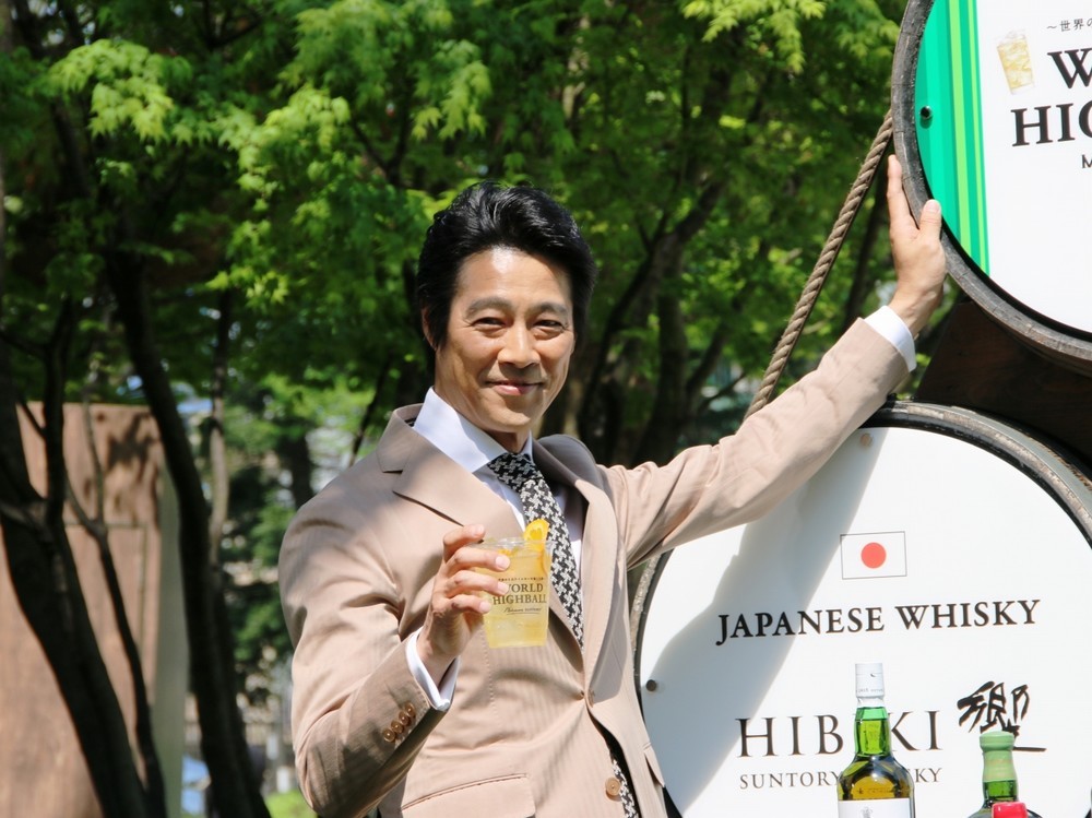 乾杯する「ウイスキーアンバサダー」の堤真一さん