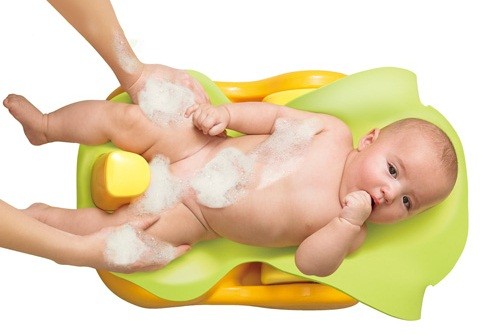 アップリカ、首すわり前でも安心して使える赤ちゃんのお風呂専用チェア発売