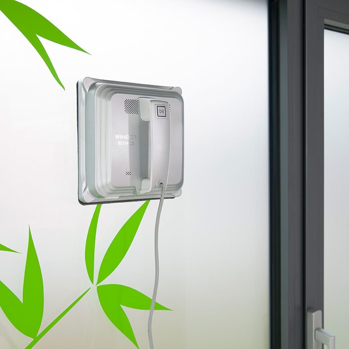 窓、ガラスのドア、鏡などを自動で掃除　窓用ロボット掃除機「WINBOT W830」