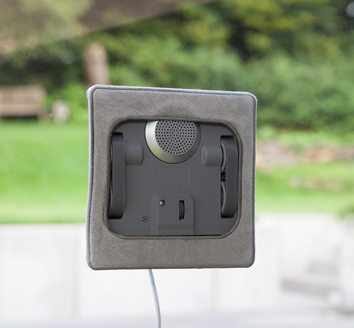 窓に吸着面を近づけるとピタッと張り付く