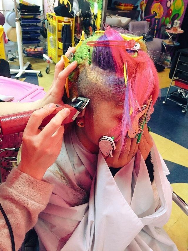 最近では驚きの4色カラーに、それだけで終わらず両サイド刈り上げ(栃木産 ぇりもっこり君@mokorieri のTwitterより)