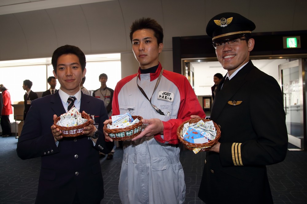 乗客には手書きの「感謝カード」が配られた